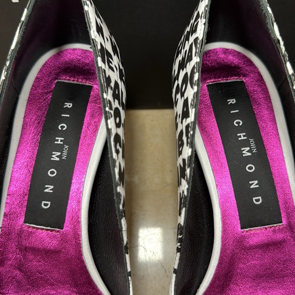 JOHN RICHMOND NAPPA PUMPS IN WHITE W/BLACK PRINT MADE IN ITALY SIZE 39/9 US